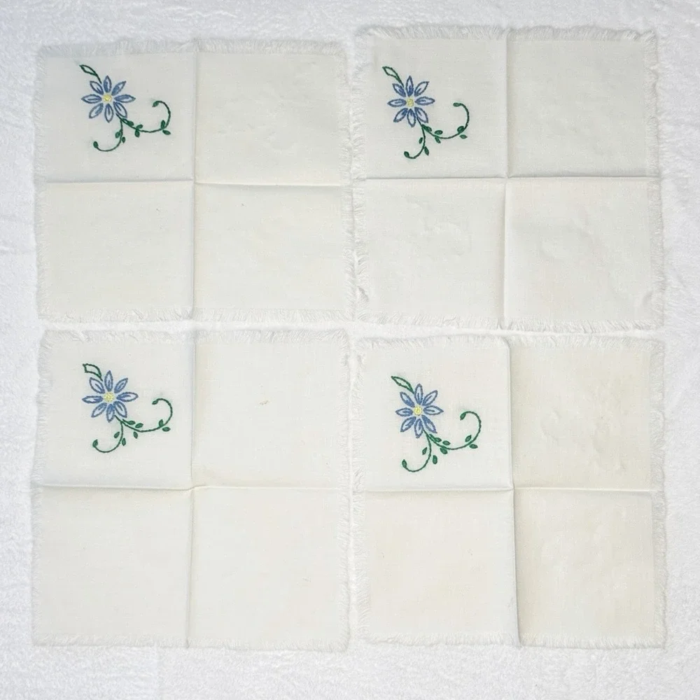VTG Embroidered Blue White Floral Table Topper 31x38 & 4 Napkins Crochet Trim